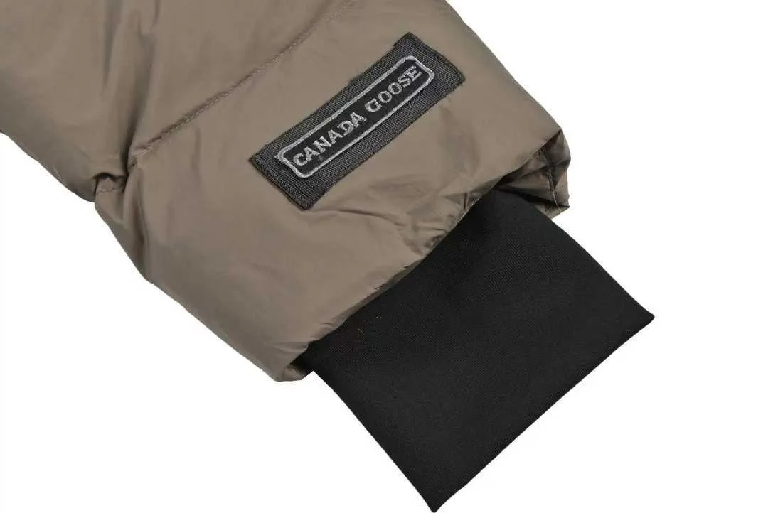 P800 Canada Goose Black Label Down Jacket The goose black label down jacket is a must-have in the outerwear world! The latest designer styles! The goose down jacket has always been a popular element of fashion and is loved by experts from all walks of life! Fashionable hooded cut, high-end customer-supplied fine goose down, high resilience, smooth zipper, strong and firm. Pockets on both sides can store small items, free your hands, and you can go out without worries. It can also meet the need of putting your hands in your pockets👏👏Produced by Big Goose, it can be used as a group uniform by many celebrities. This down jacket uses a double-layer anti-down lining design, which has strong windproof performance and will be very warm in winter! New standard 90% goose down filling, high fluffiness, windproof hooded design. When walking outdoors, pull the collar to the highest position, put your hands in the pockets and it will be very warm. It can be easily controlled by all body types! The interior is equipped with an elastic snow skirt design for better wrapping. The simple and neat style design highlights the masculine temperament. The impeccable style is classic and never goes out of style. It is warm and practical, and it is versatile! You can enter with your eyes closed! Size S-XXL